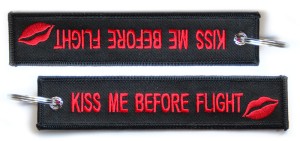 Haftowany brelok remove Kiss Me Before Flight RBF