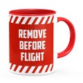 Czerwony kubek Remove Beefore Flight z uchem po prawej