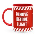 Czerwony kubek Remove Beefore Flight z uchem po lewej