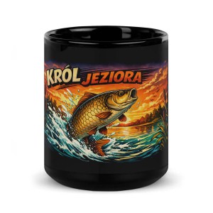 Duży czarny kubek wyskakujący z wody karp KRÓL JEZIORA w tle zachód słońca