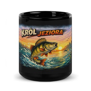 Duży czarny kubek wyskakujący z wody okoń KRÓL JEZIORA w tle zachód słońca