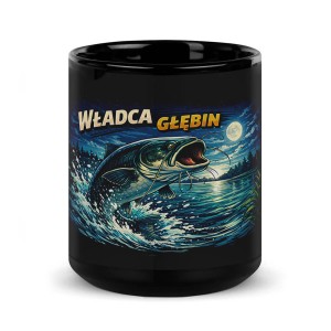 Duży czarny kubek sum wyskakujący z wody w świetle księżyca Władca Głębin
