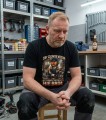 Koszulka ŻEBY CZŁOWIEK WIEDZIOŁ zasmucony mężczyzna