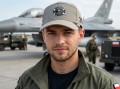 Czapka F-16 20 lat w Polsce na głowie mężczyzny