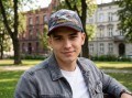 Czapka Mustang P-51 na głowie młodego mężczyzny